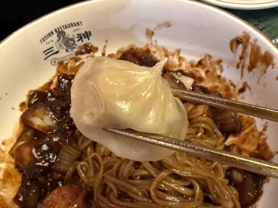찜기에 담겨 나온 수제 샤오룽바오 3개