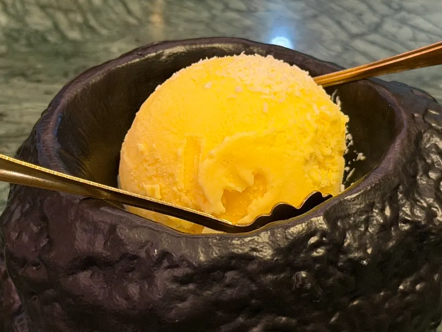 망고 코코넛 맛 샤베트 한 컵