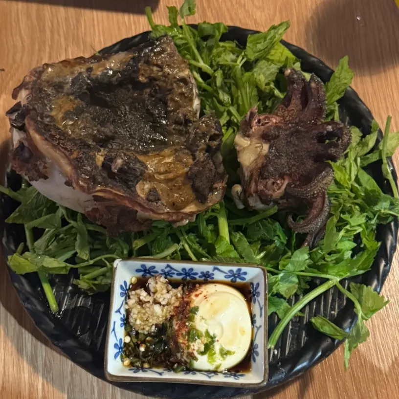 大きな霊光産コウイカの丸蒸しとつけソース