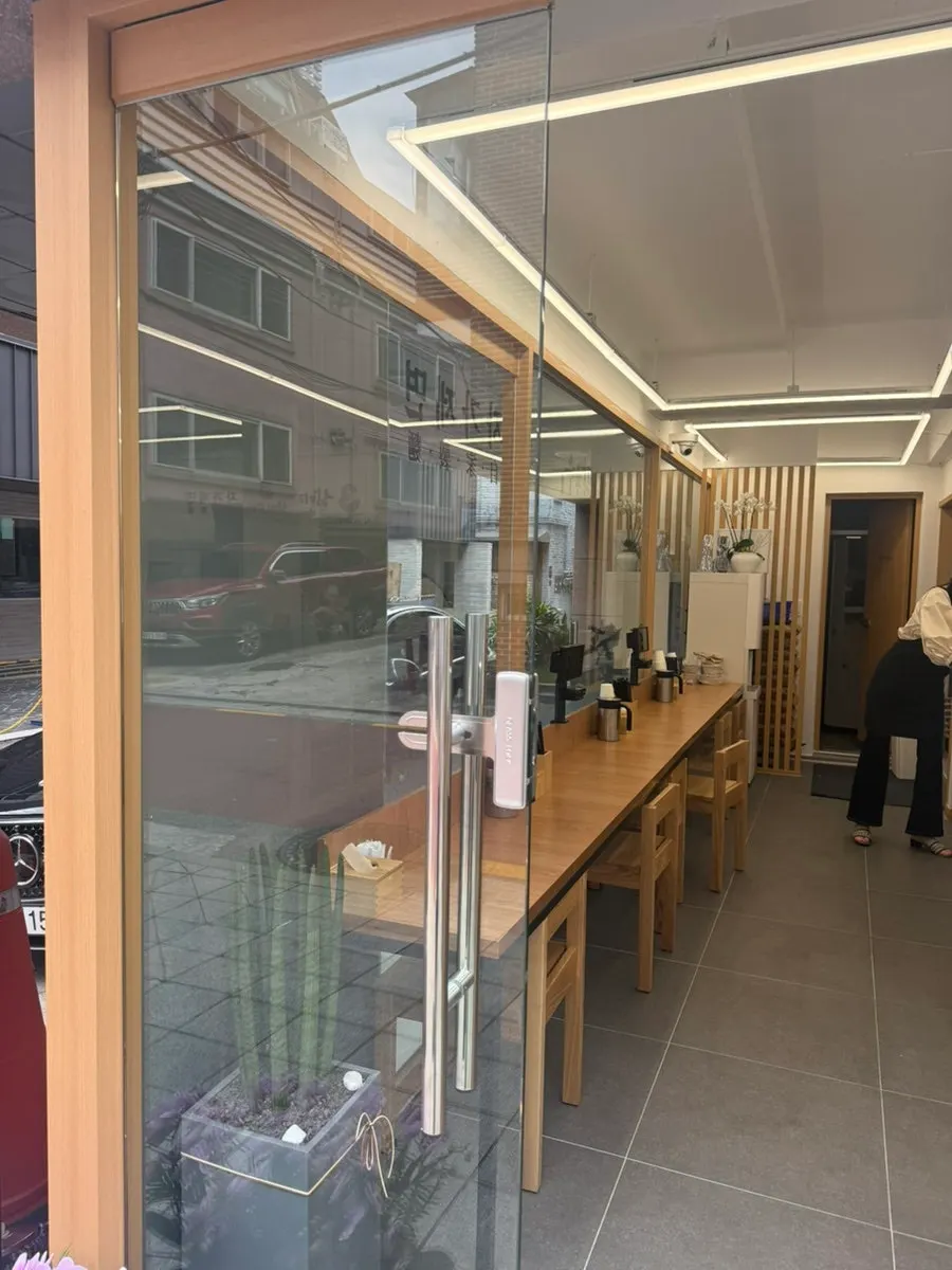 신사역 삼미리막국수 방문 장면