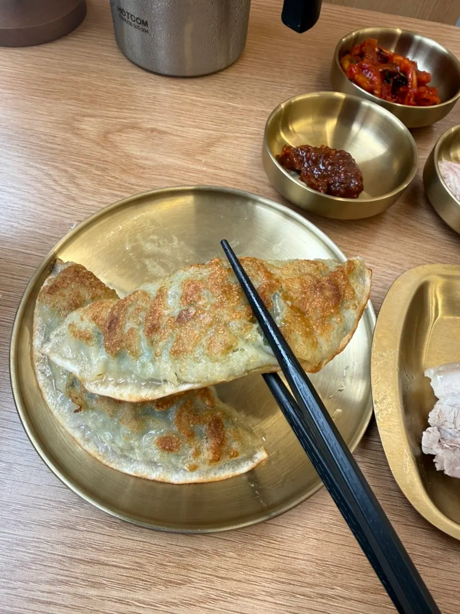 만두 반접시와 막국수 주문 메뉴
