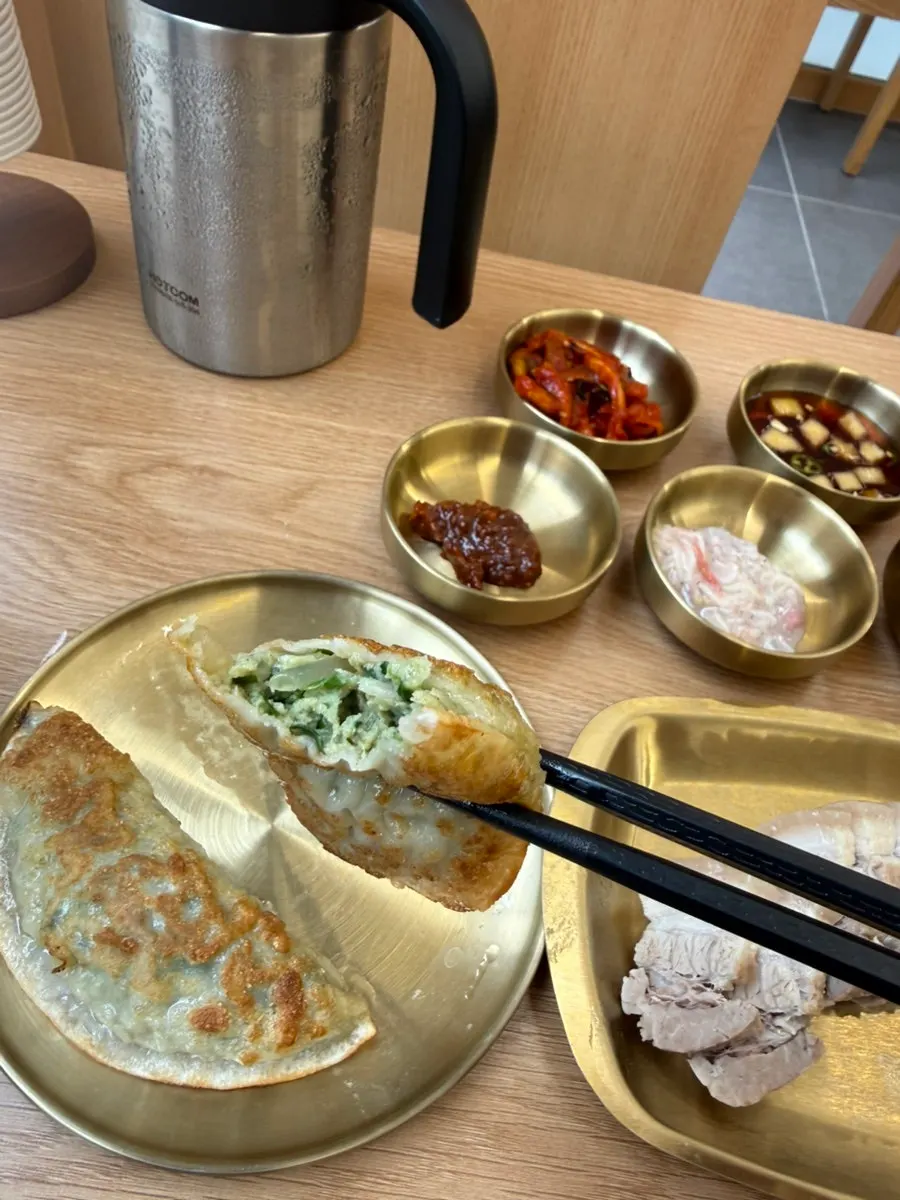 만두 반접시와 통삼겹 수육 주문