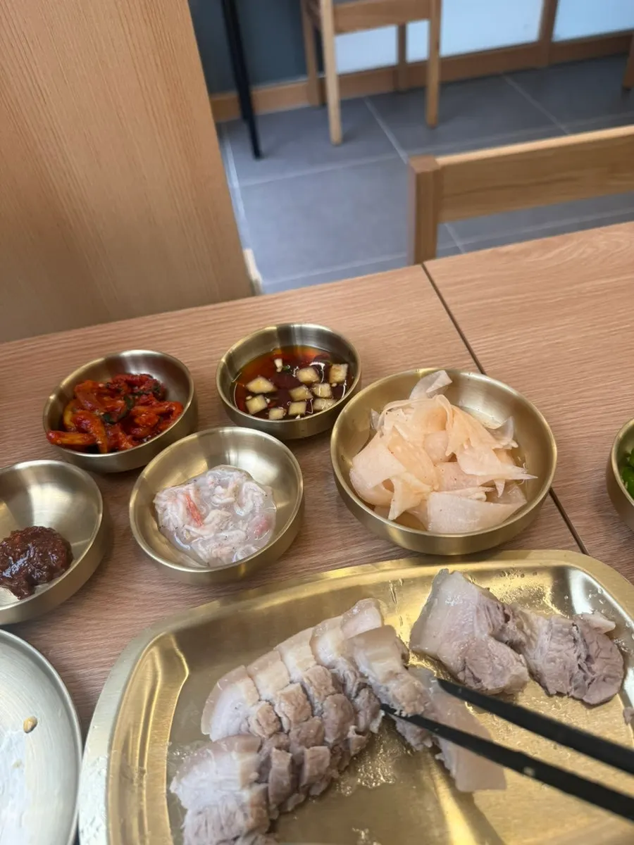 막국수와 함께 주문한 통삼겹 수육