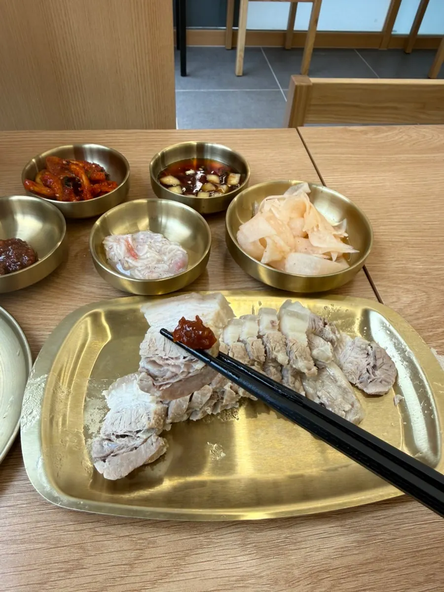 막국수와 수육, 만두를 함께 즐긴 상차림