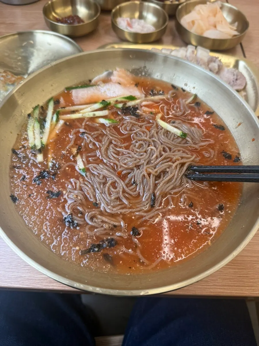 만두와 얼큰 국물 막국수, 수육 조합