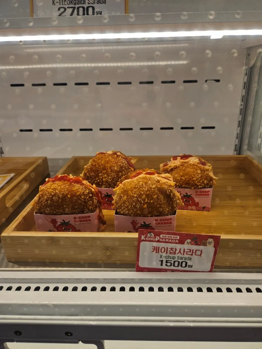 신사역 케이찹사라다 카페 내부