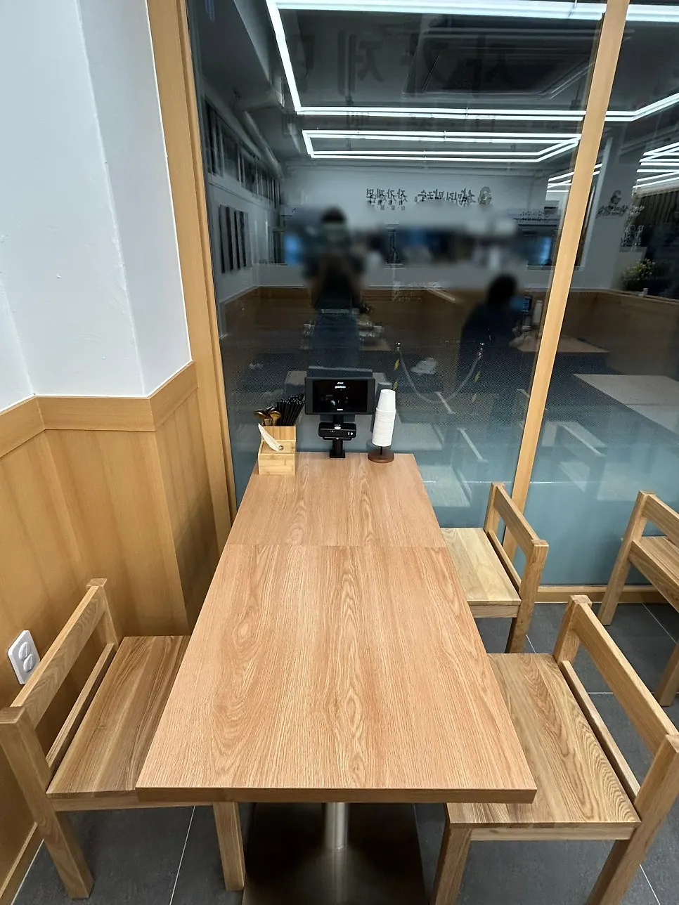 Bright, tidy interior of Sammiri Makguksu