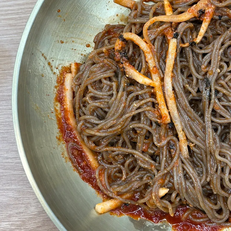 A chopstick-full of bibim makguksu