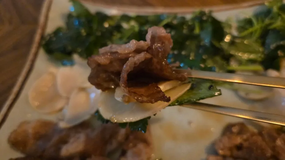 지층에 자리한 술집 뻘 입구 모습