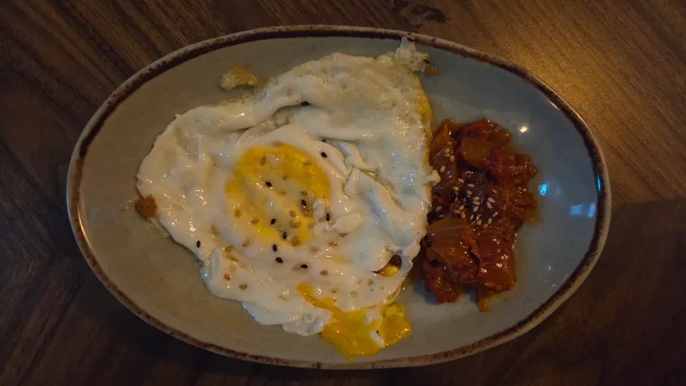 기본으로 나온 직접 볶은 김치와 달걀후라이