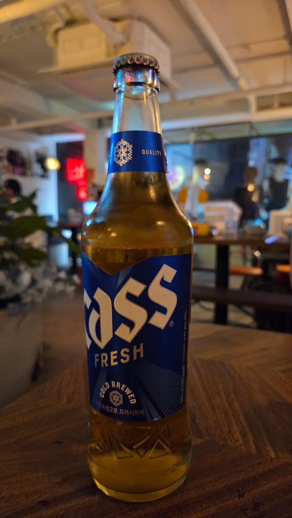 기본 안주와 함께 시작한 소주와 맥주 한잔