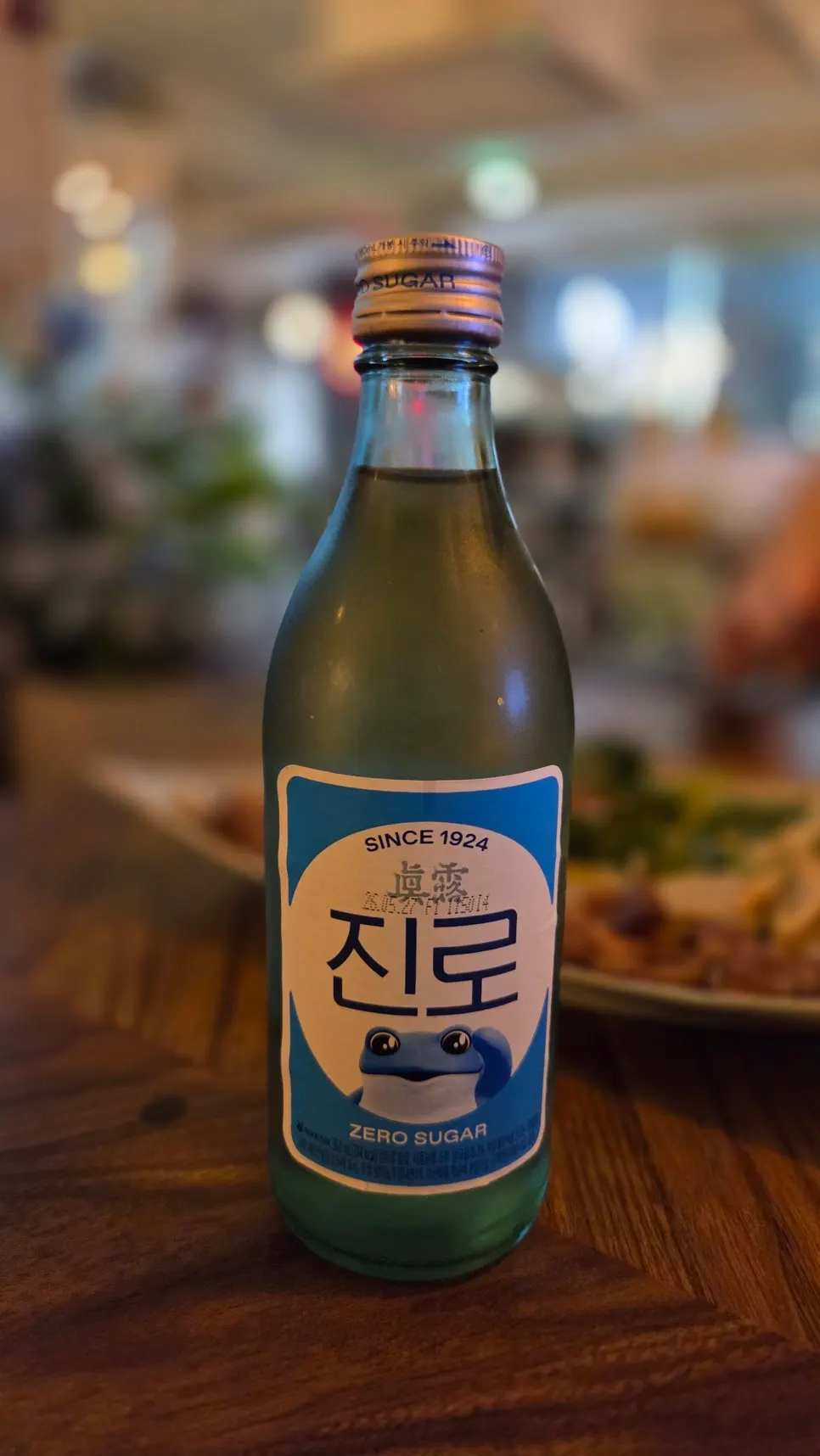 진로소주와 맥주를 함께 놓은 테이블