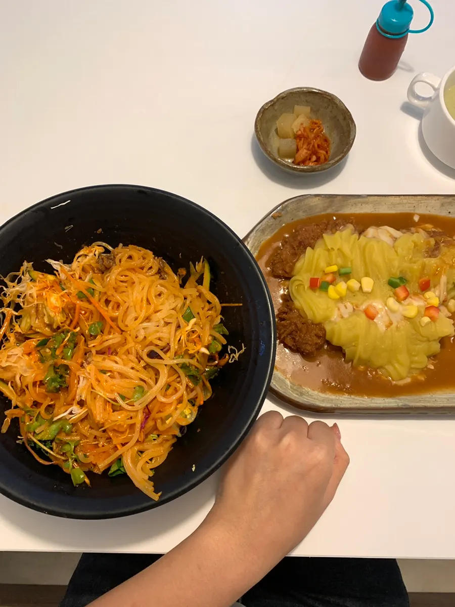 돈까스와 단무지 김치 밑반찬