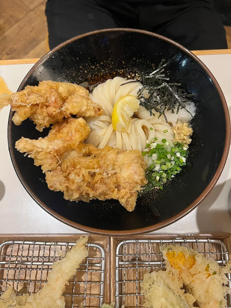 모시조개를 골라 먹는 우동 한 그릇