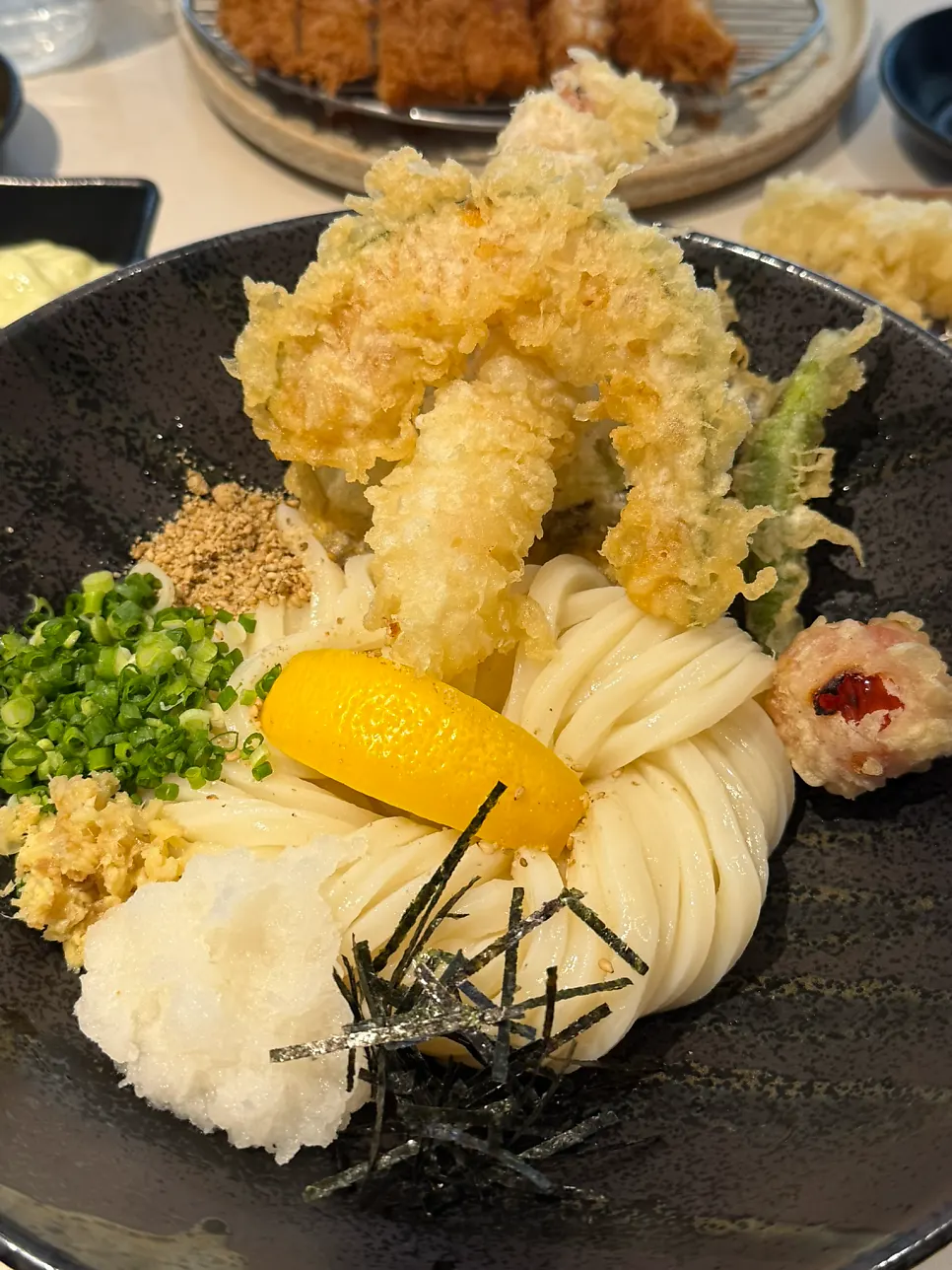 テボのぶっかけうどんとエビ・野菜天ぷらの盛り合わせ