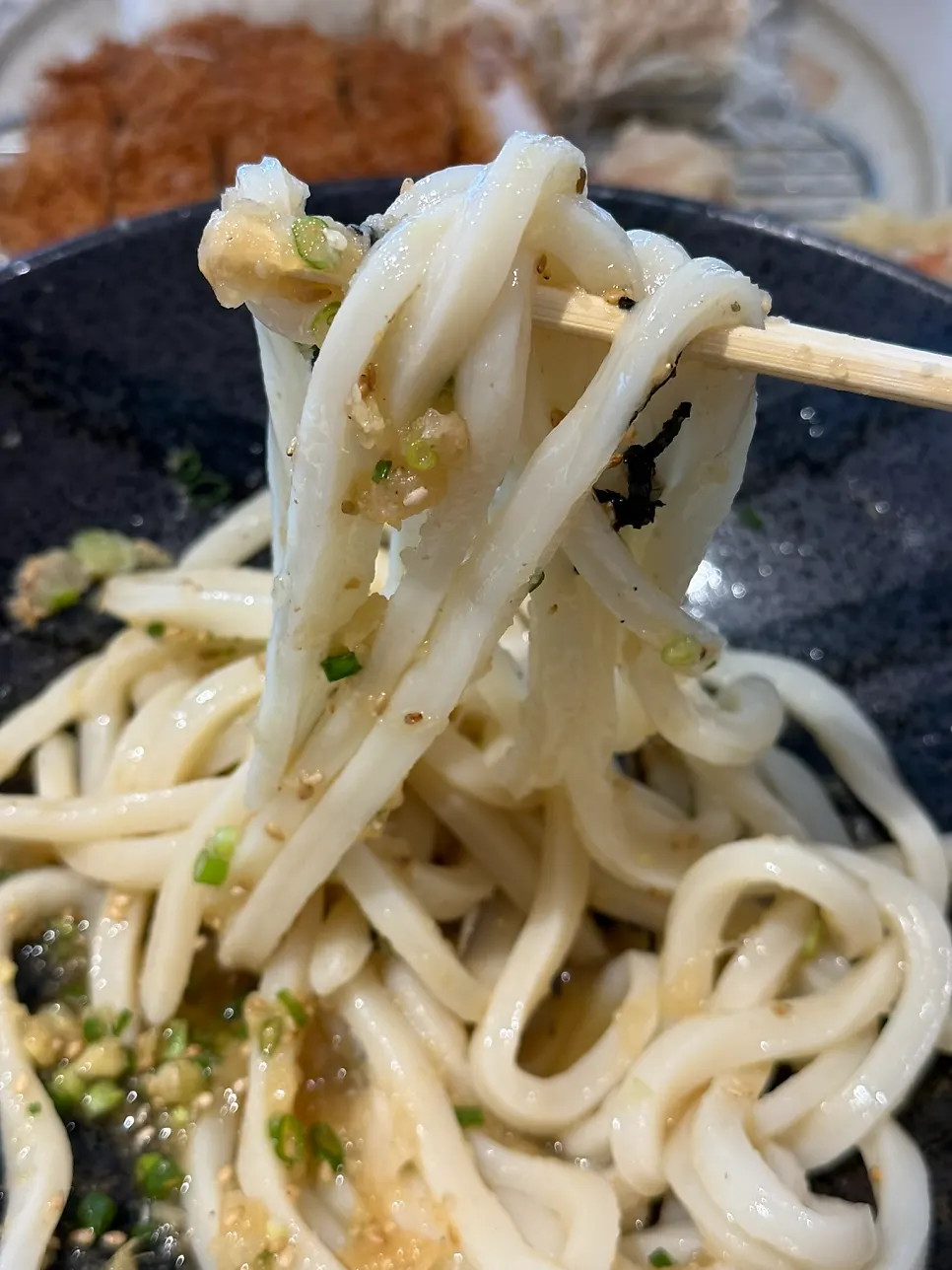 つゆソースを混ぜたテボのぶっかけうどんの麺