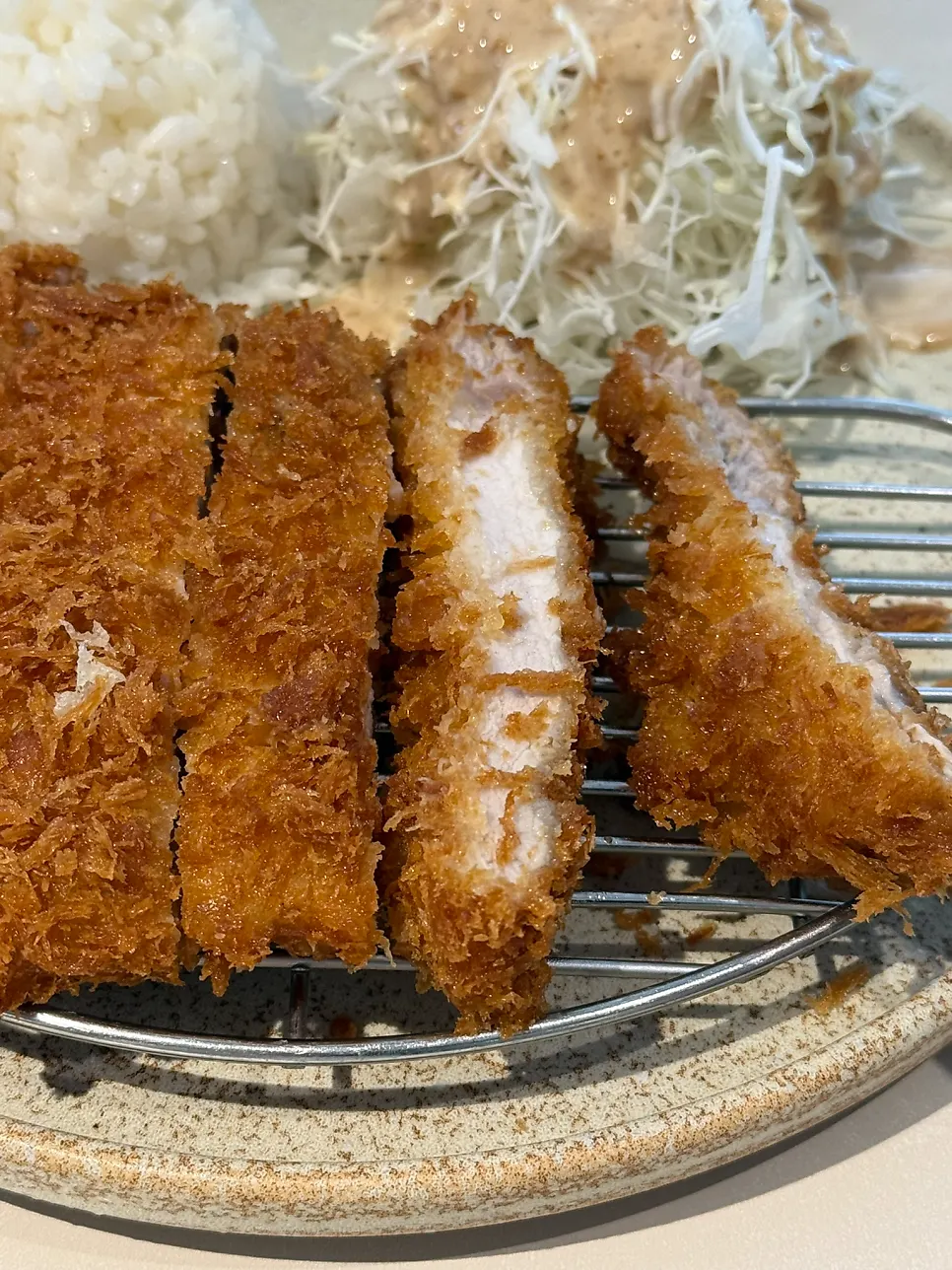 ロースカツとソースが並んだテボの食卓