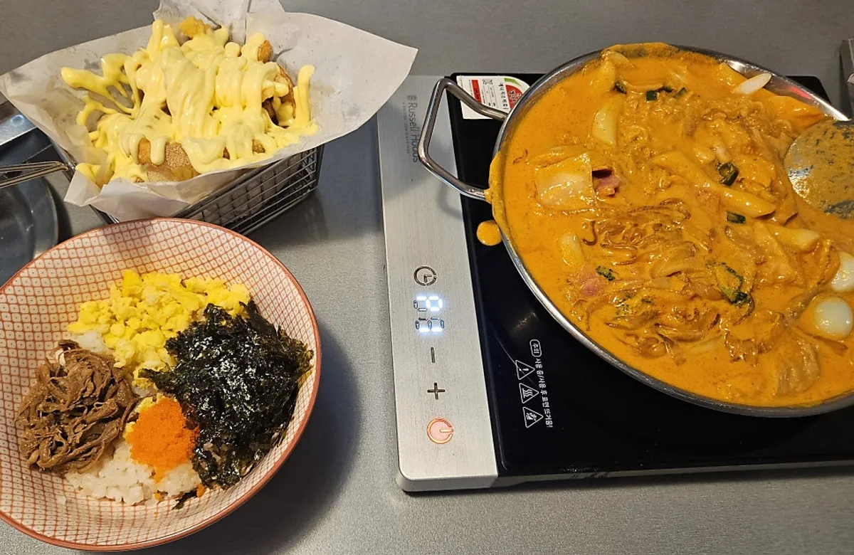 A full tteokbokki meal before a dress tour