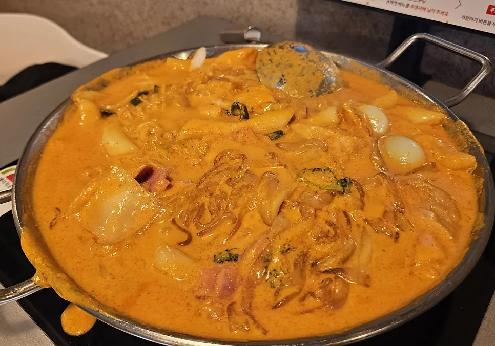 A full spread of tteokbokki and side dishes