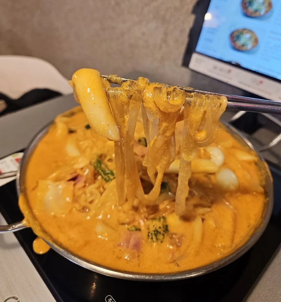 A plentiful combination of tteokbokki and sides
