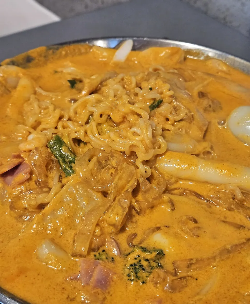 A filling tteokbokki meal