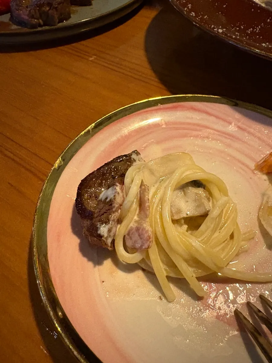 크림 파스타와 한우 스테이크 조합