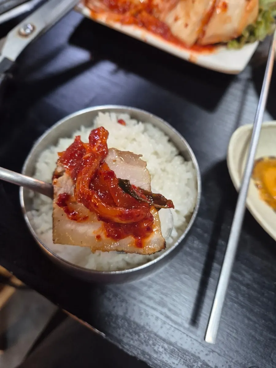 Dinner of rice, side dishes and bossam eaten together