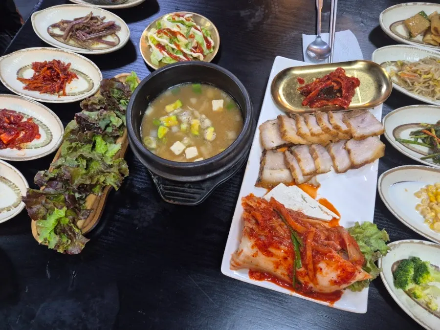 Full view of the hansang bossam set for two