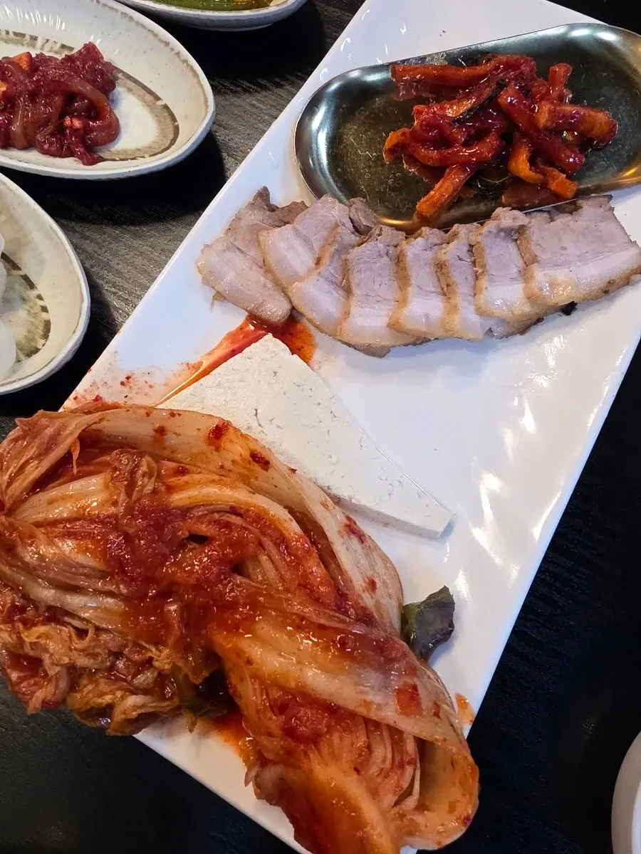 반찬이 가득 깔린 한상차림 상차림