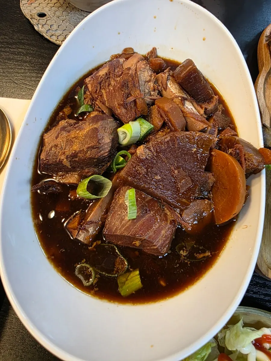 김치와 두부, 무말랭이가 함께 나온 보쌈 접시