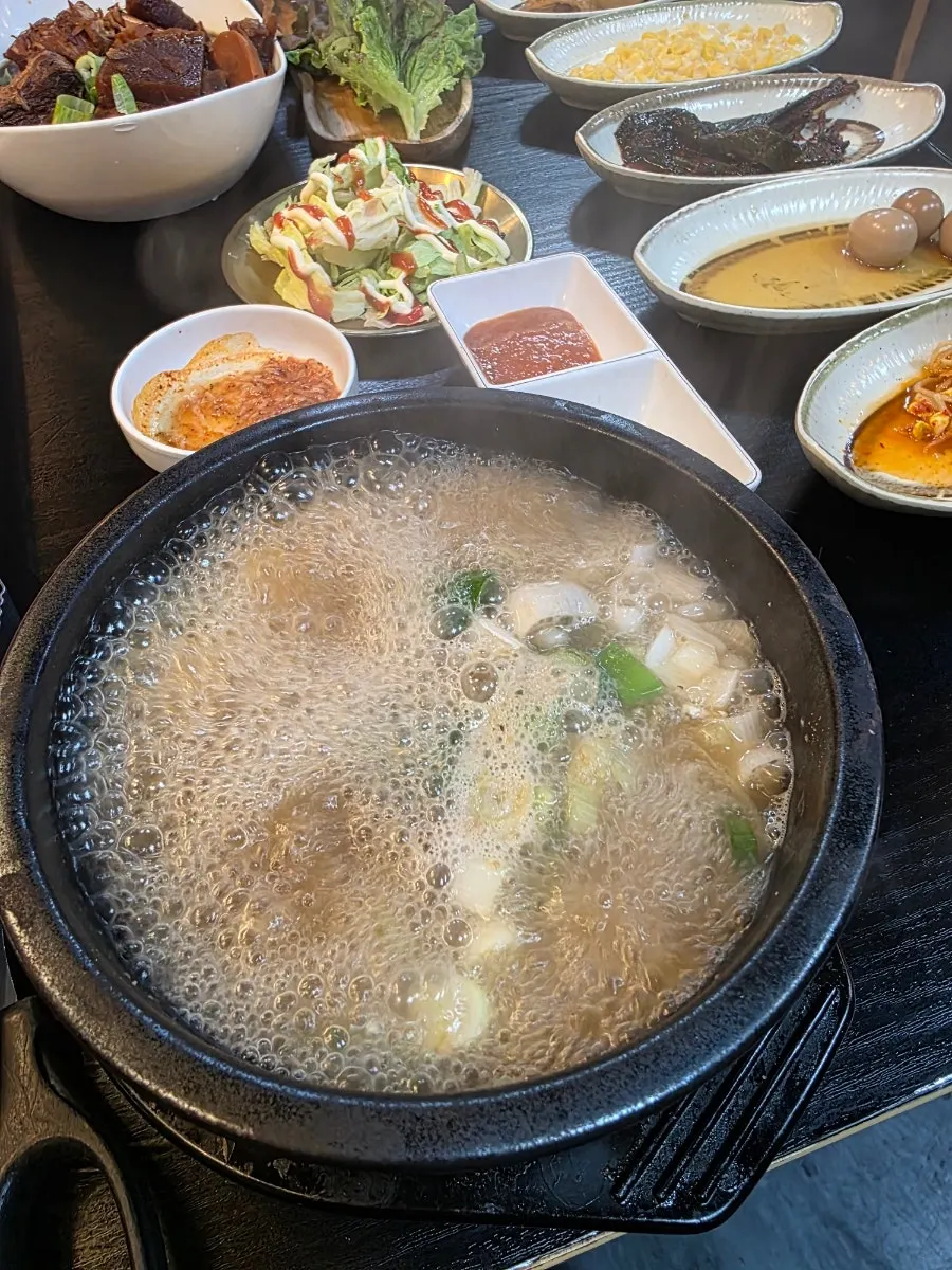 진미채와 명이나물 등 여러 가지 밑반찬