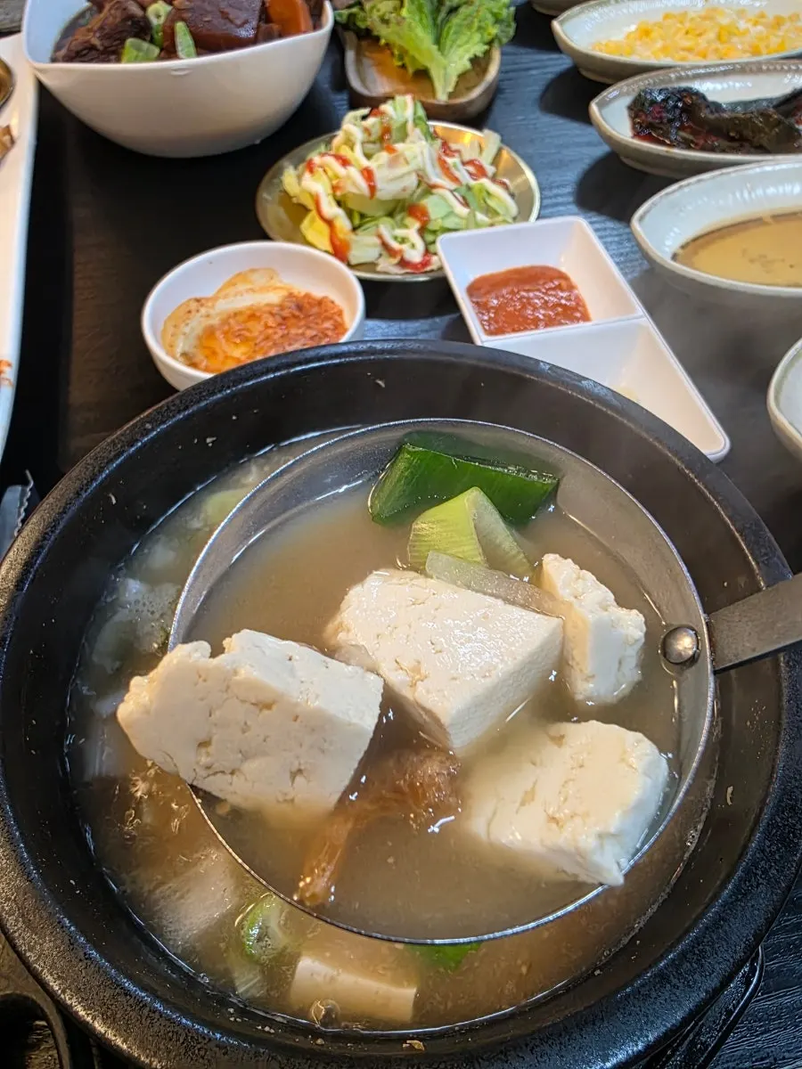 펄펄 끓는 된장찌개 뚝배기
