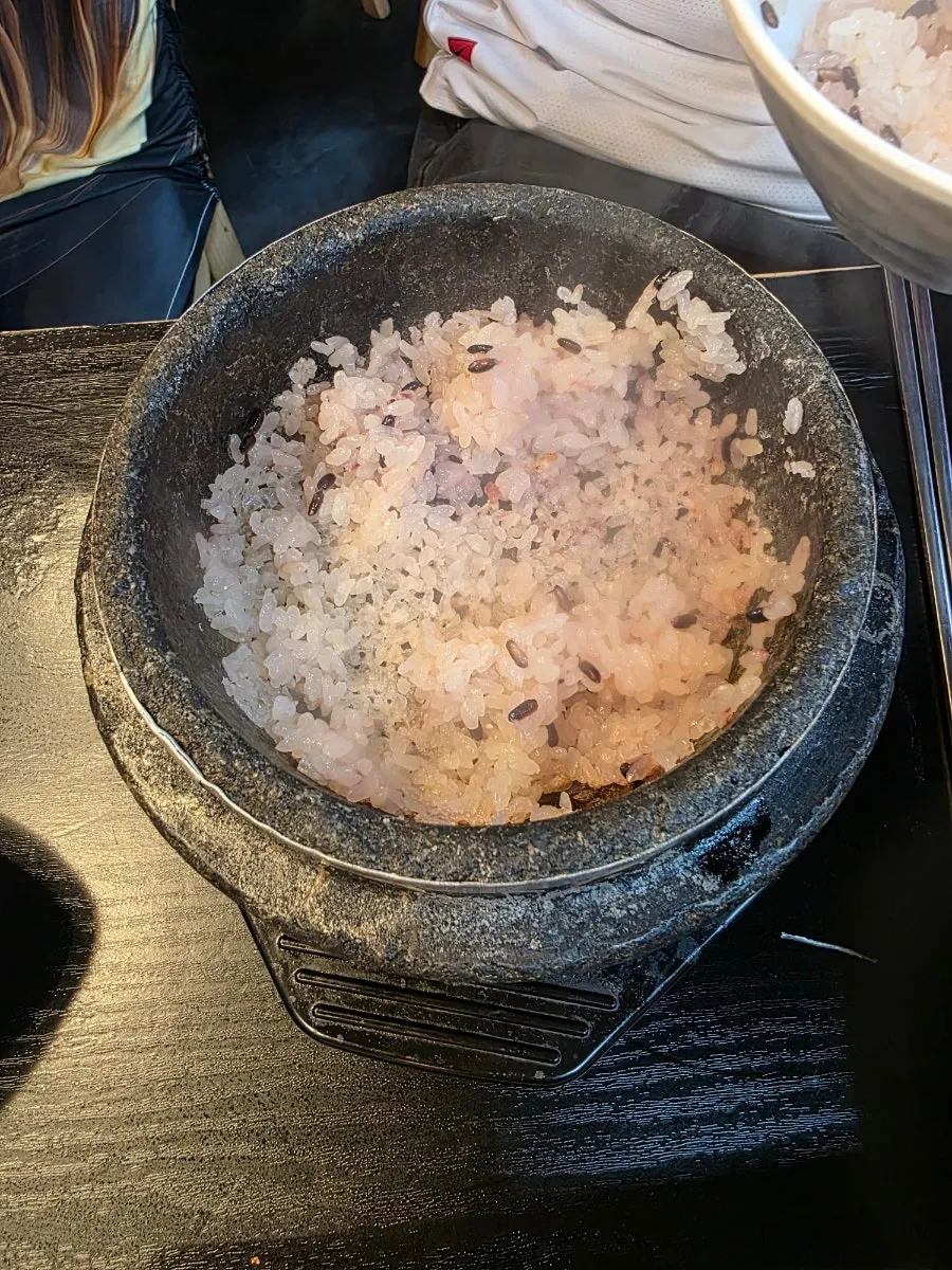 두부와 무말랭이를 올린 보쌈 한 점