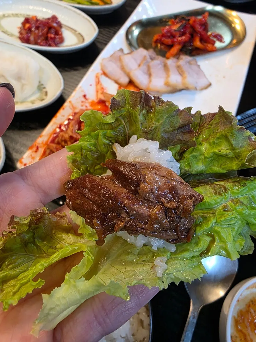 돌솥밥을 퍼서 담은 공기밥