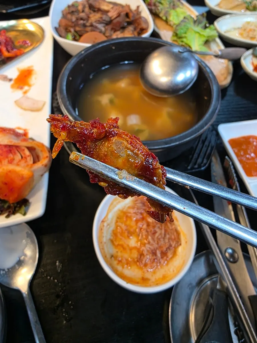 밥과 함께 먹는 반찬 접시