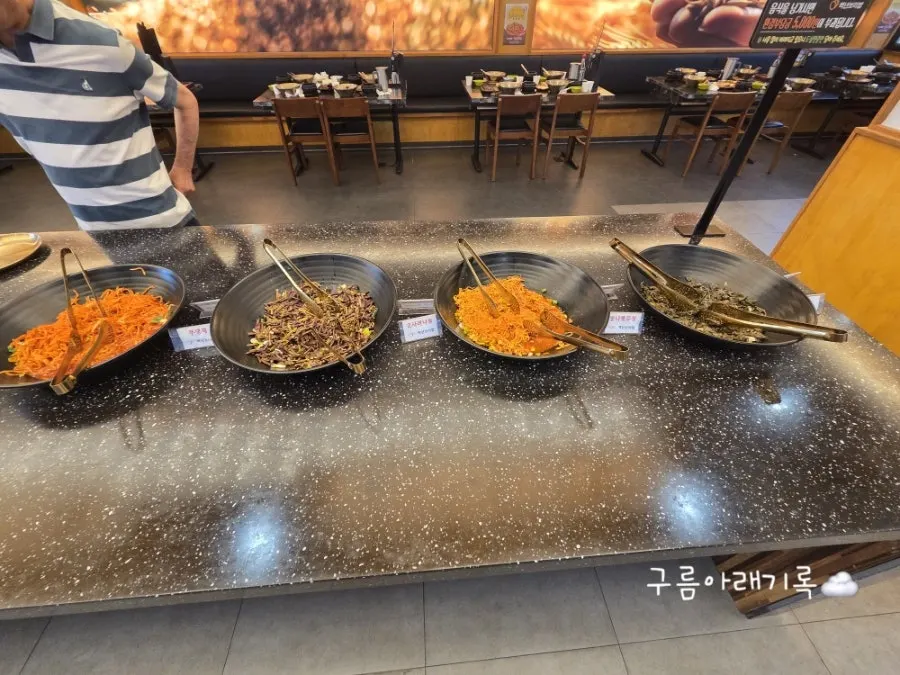 여유 있게 배치된 식당 테이블