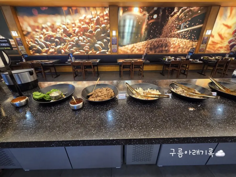 백년보리밥 반찬 진열 모습