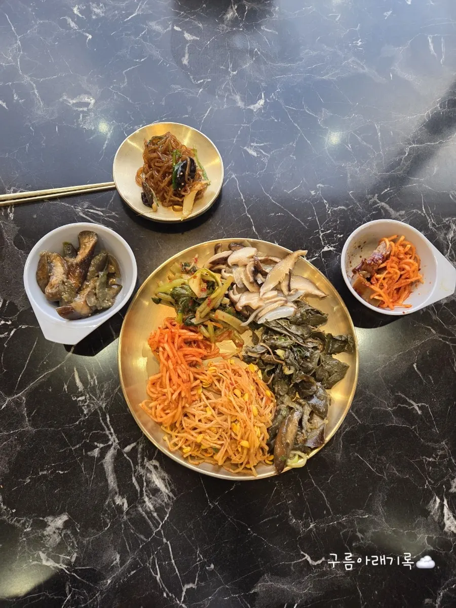 가족 식사용 한식 반찬 접시