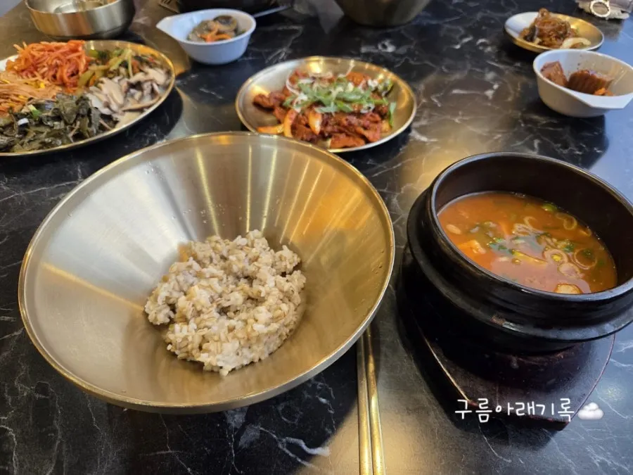 반찬이 차려진 백년보리밥 한 상