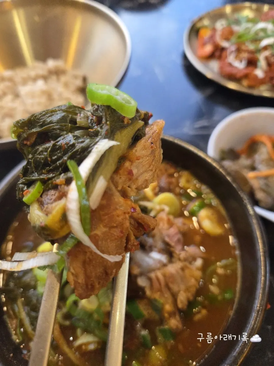 반찬을 넣어 비빈 보리밥