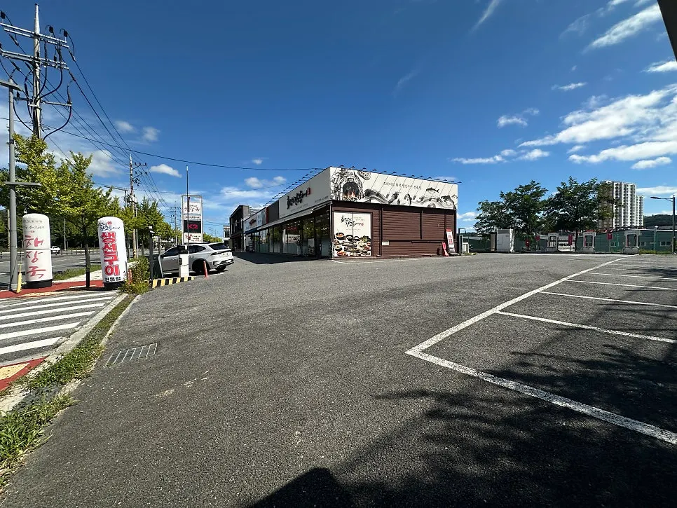 Parking area at Hwadeogeuro Gan Godeungeo Sintanjin Branch
