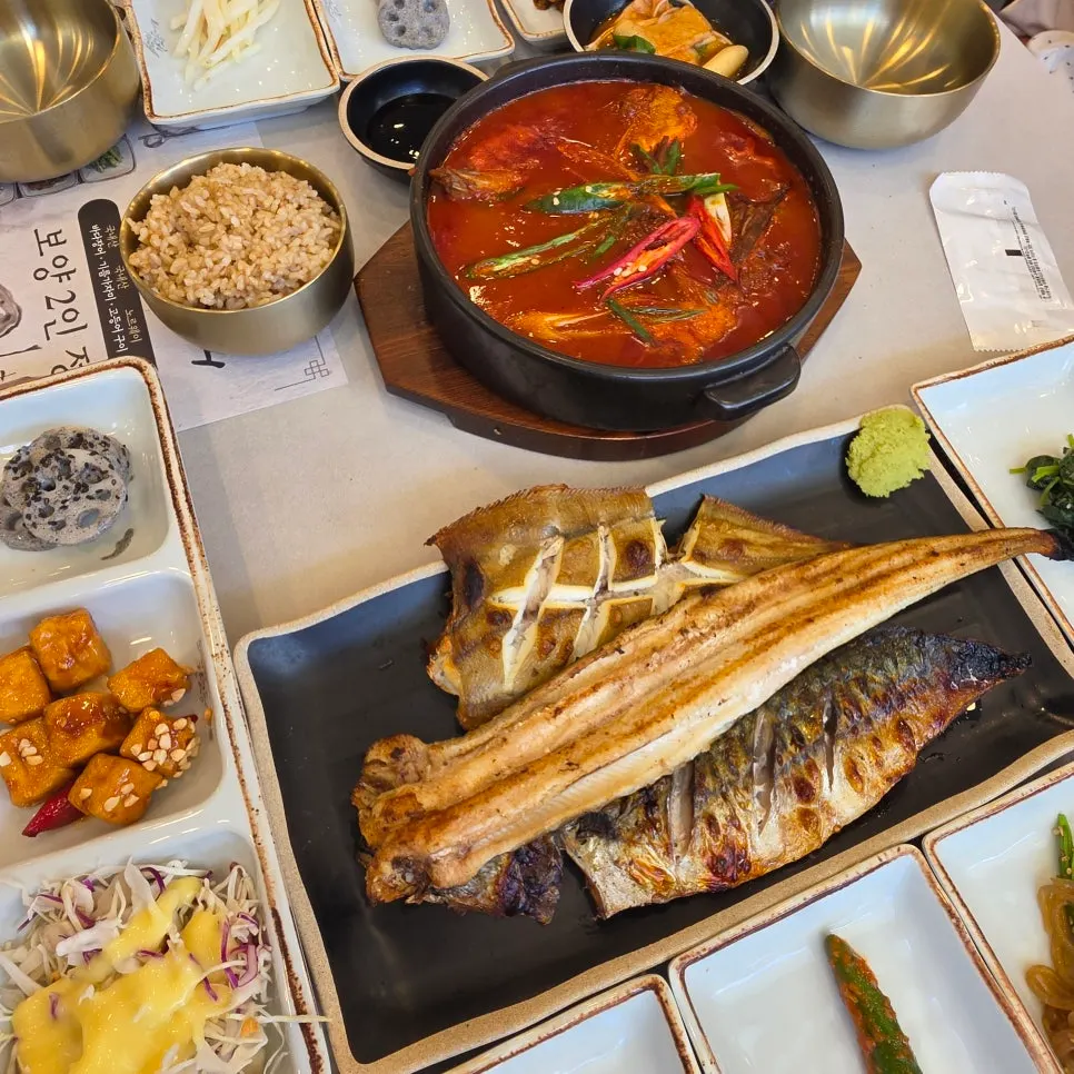 A full table with eel, mackerel, and flounder