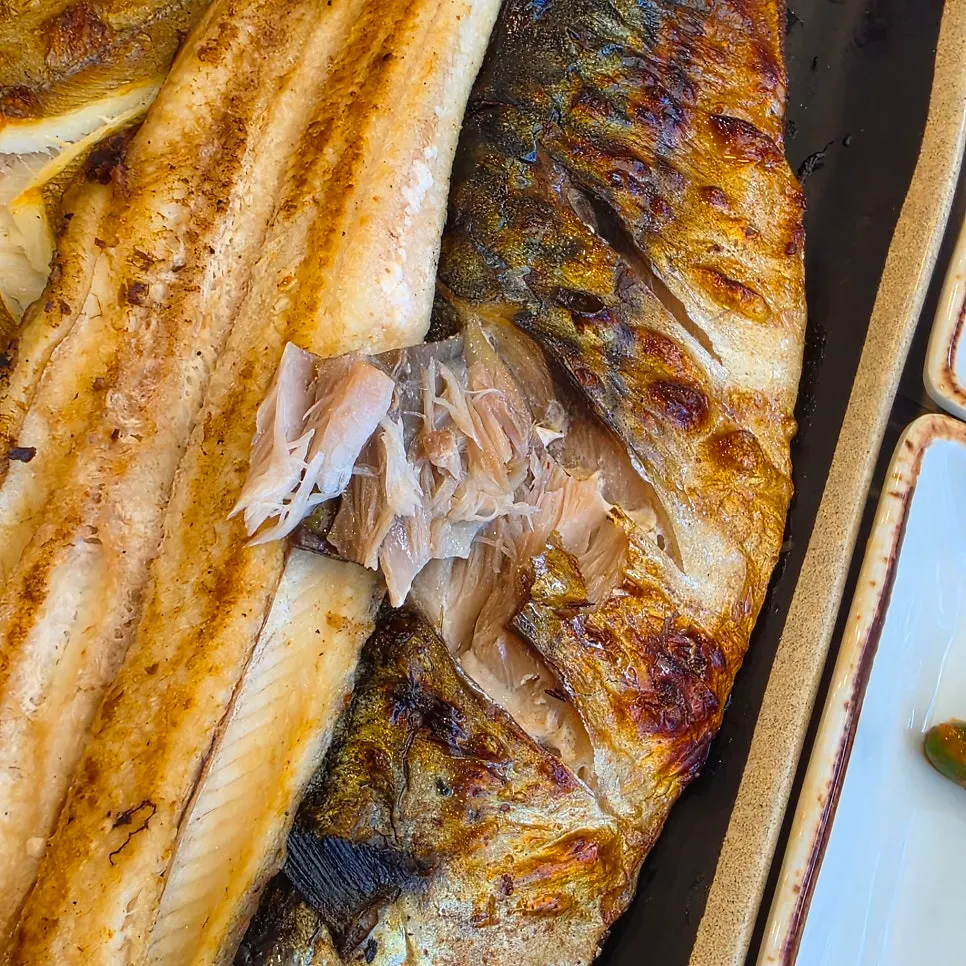 Oven-grilled mackerel and flounder