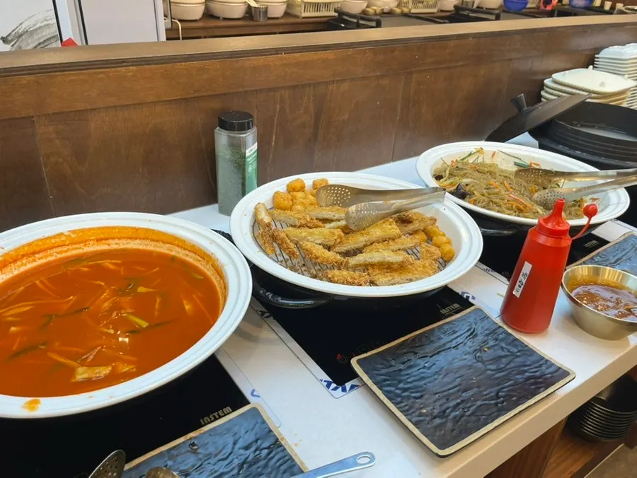 셀프바에 준비된 반찬과 음식