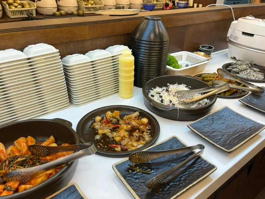 떡볶이와 돈까스가 놓인 셀프바