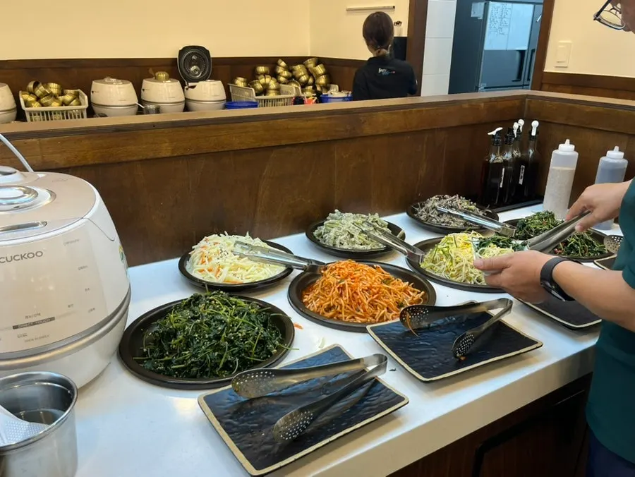 비빔밥 재료가 놓인 셀프바 코너