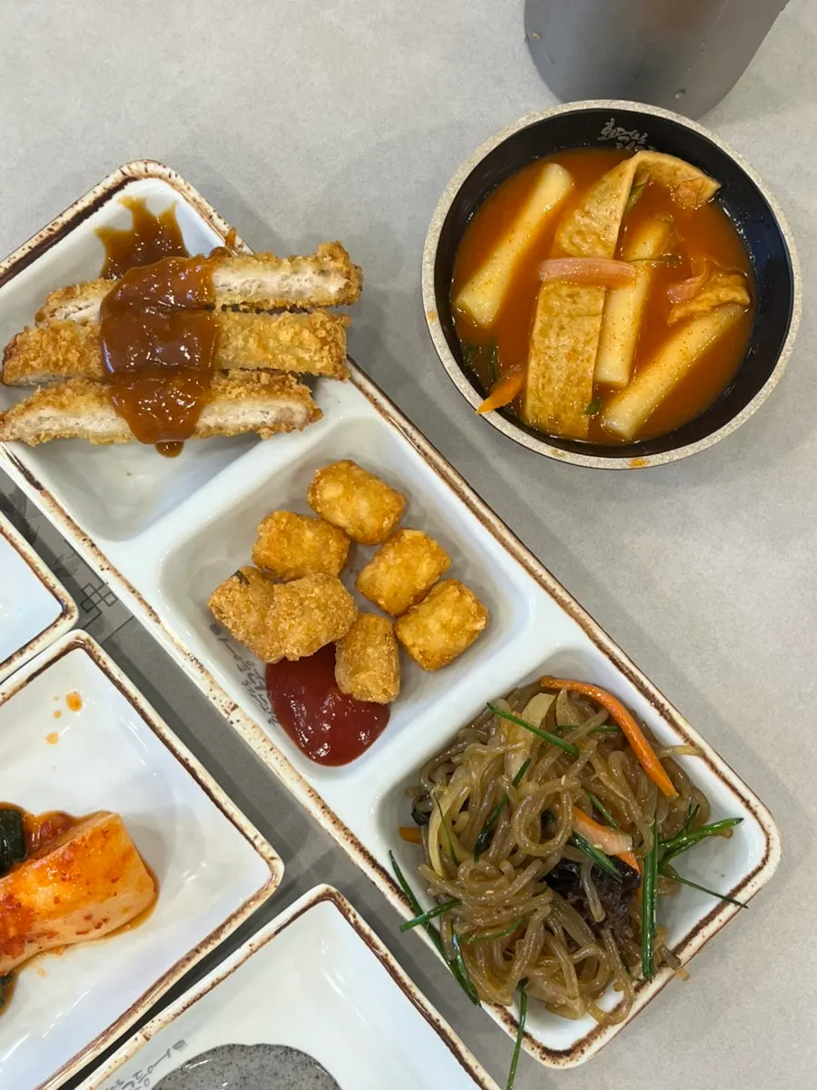 셀프바에서 담아 온 떡볶이와 맛감자
