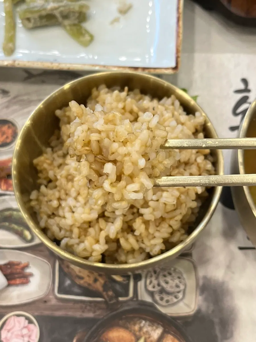 정식 두 개가 차려진 테이블