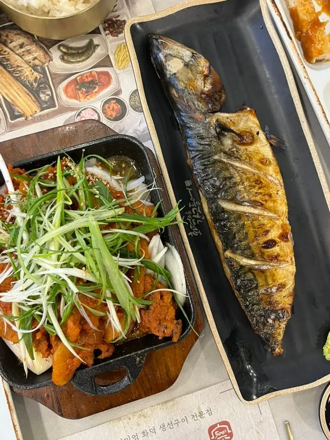 정갈하게 차려진 화덕 고등어 정식 한 상