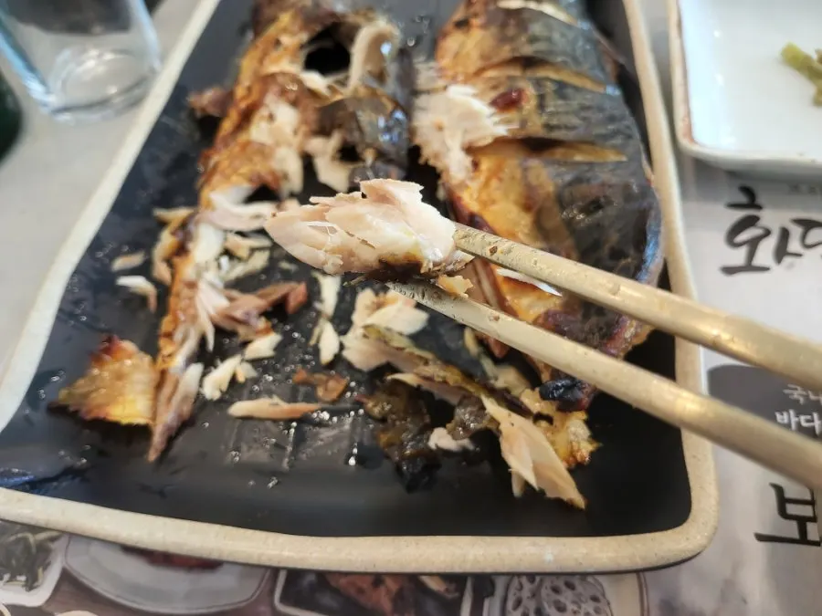 Basic side dishes served with the grilled mackerel